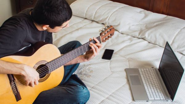12 Sumber Chord dan Lirik Lagu untuk Gitaris Pemula